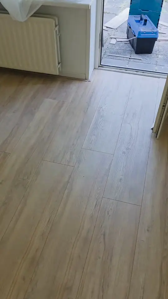 Lichte laminaatvloer in een appartement