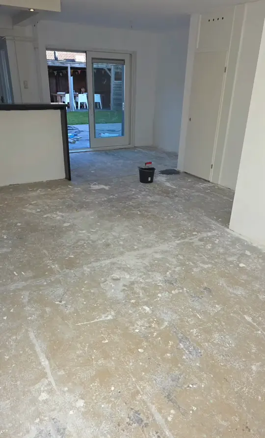Ruwe ondergrond na het verwijderen van de oude vloer