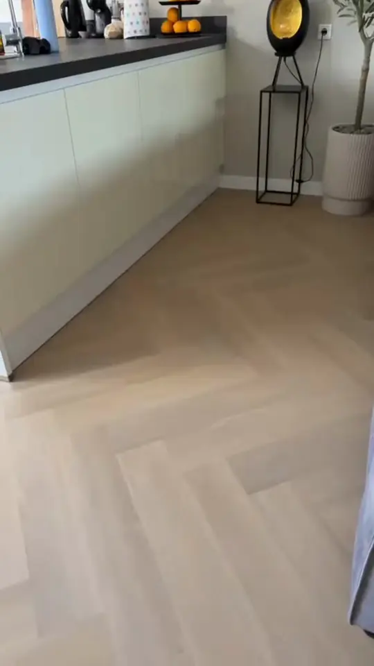 Visgraatvloer langs een keukeneiland