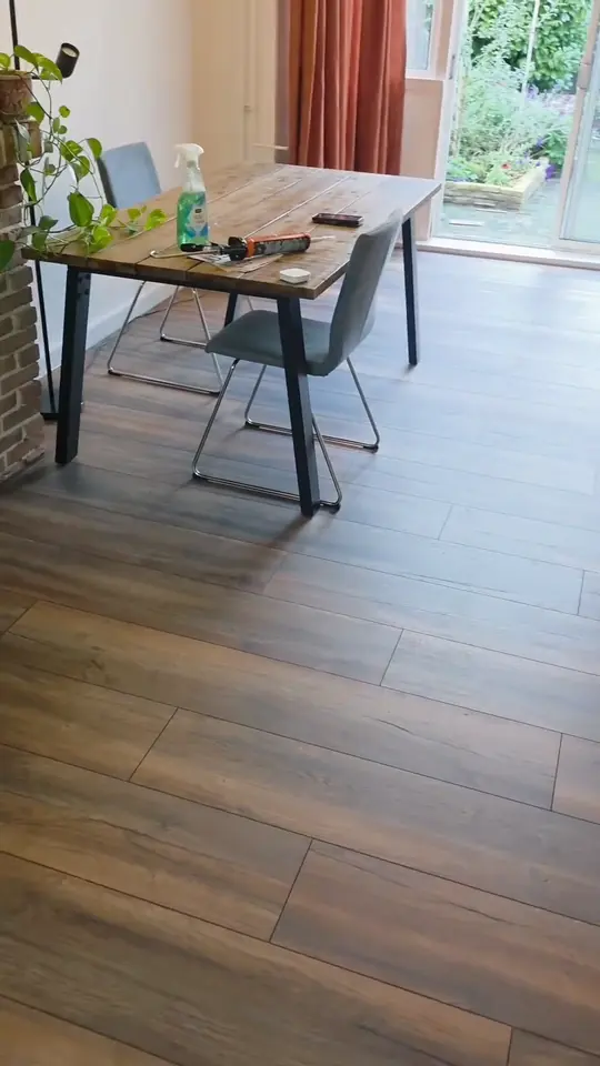 Donkere laminaatvloer in een eetkamer