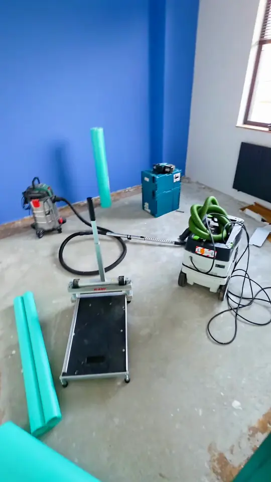 Ondervloer wordt gelegd in een slaapkamer