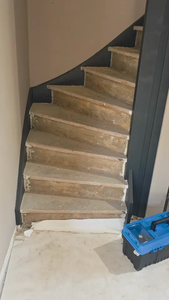 Versleten trap voor de renovatie