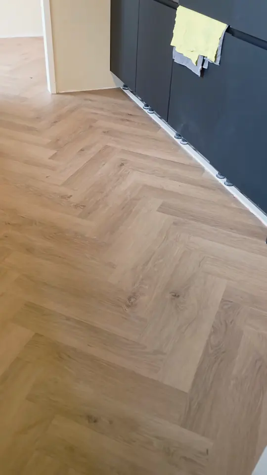 Naturel visgraatvloer